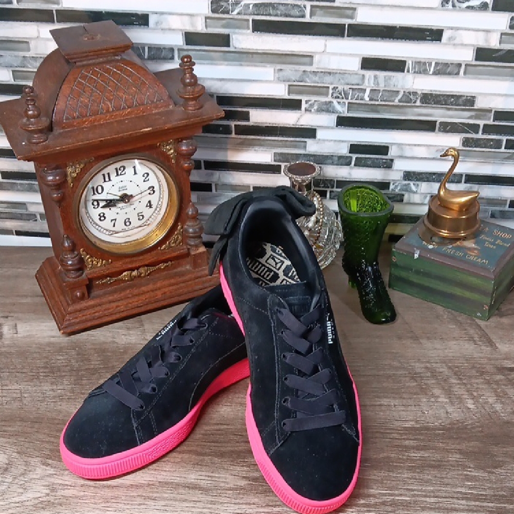 SOLD ***Puma Black and Pink Sneakers Classic Low-Top Design